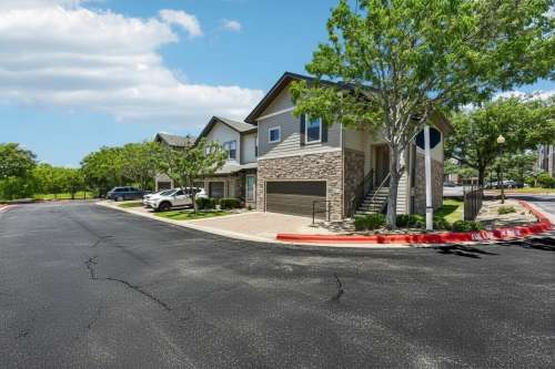 texas-state-Apartment-Building-18725733